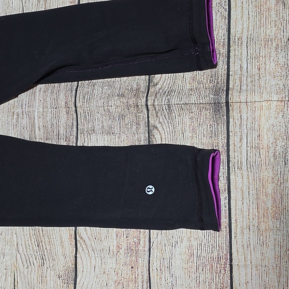 Lululemon Wunder Under Crop *ReversibleTender Violet / Black 19" size 4 - Picture 4 of 9